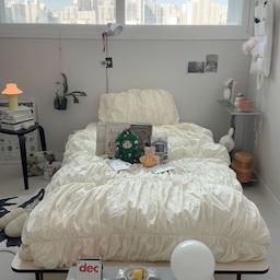#나도있다크리스마스템 
제 방에도 드디어 트리가 생겼어요. . !!!🧸🎄
사실 진짜 트리는 아니고 너무 귀여운 레나베어에 트리 옷을 입혀줬는데요🥹 인테리어용으로도 너무 딱이에요👍 붕어빵 키링도 너무 귀엽죠?🤓
패키지도 너무 이쁘고 진짜 너무너무 귀여워서 받자마자 행복한 기분을 느낄 수 있는 테디테일즈 레나베어 크리스마스 패키지🧸
#테디테일즈 #레나베어 #프리미엄인형 #선물추천 #크리스마스선물 #크리스마스소품 #기념일선물 #크리스마스오너먼트 #크리스마스팝업 #프리미엄키링 #크리스마스 #침실인테리어 #침구 #cozyroom #침실스타일링 