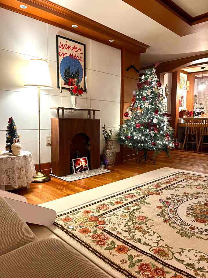 やっとやってきた12月！ 
クリスマスムードいっぱいのリビングとおっぱい♥️

#christmasdecor #cozychristmas #cozyhome #myroom #christmashome #홈데코 #크리스마스데코 #크리스마스트리 #크리스마스무드 #집꾸미기 #거실꾸미기 #원목인테리어 #벽꾸미기 #크리스마스소품 #오늘의집 #조명 #아기가있는집 #homestyling #interiordesign #cozyroom #육아맘 #아기가있는집 #벽난로 #벽난로콘솔 #벽난로인테리어