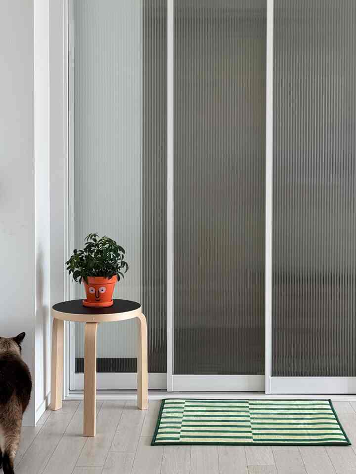 シンプルでユニークなドアマット💚
玄関前にトゥク、ベッドの前にトゥク置くだけで空間の雰囲気が大きく変わりました。
グリーンカラーがウッドやホワイトインテリアにもよく似合い、またやわらかな風合いと足が届いた時、ふわふわさえも気持ちよかったです。 
また水洗いが可能なので管理も楽です✌️

🔖MODERN LINE DOOR MAT GREEN - パルベショップ

やはりパルベショップ製品はドアマットもユニークで綺麗でした💕

＃パルベショップ＃FARBESHOP＃THECOLORLOVERSCLUB＃モダンラインドアマット＃バルマット＃ドアマット＃家の贈り物＃家の装飾＃今日の家＃玄関インテリア＃玄関マット＃マットおすすめ＃カラーインテリア