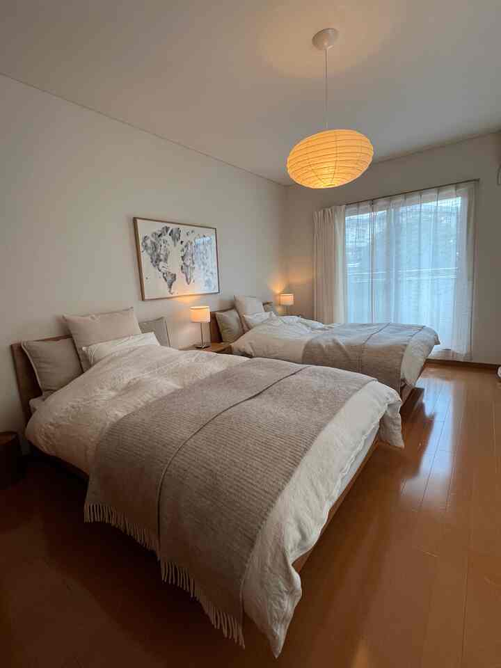 ベッドルームはセミダブルを2台置いています
ずっとフランスベッドはフランス製だと思っていました(笑)
アートはシルケボンデの青の世界

#フランスベッド