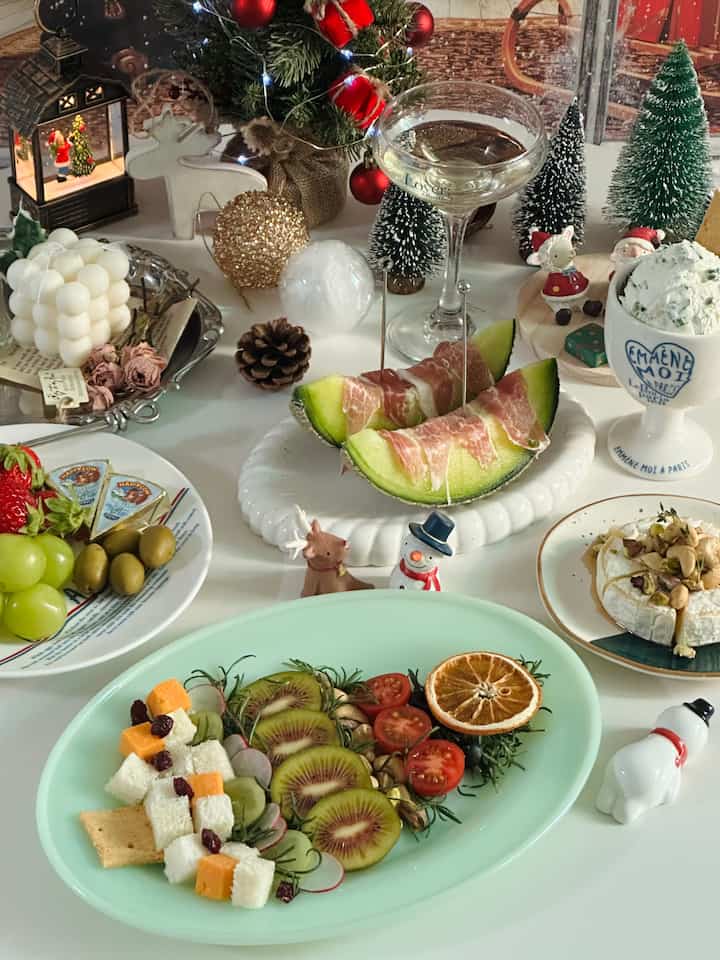 Christmas party 
I made a food tree using fruits, rosemary, cheese, etc. I uploaded a video on how to make it. 
I plated it like this and ate it with wine. 
Don't wine glasses go well with slush? 

Since I'm a fruit lover, there are plenty of fruit side dishes. 
I also highly recommend grilled brie cheese. 
If you're wondering what menu to eat for Christmas this year, 
Make it like this. ❤️ 

#AmootreeChallenge #콘수프기록 #크리스마스 #크리스마스트리 #크리스마스파티 #파티음식 #홈파티 
#OhHomeStoRang #크리스마스음식 #홈쿡 #안주 
#Plating #플레이팅아이디어 #맞팔 #맞팔해요 #맞팔환영