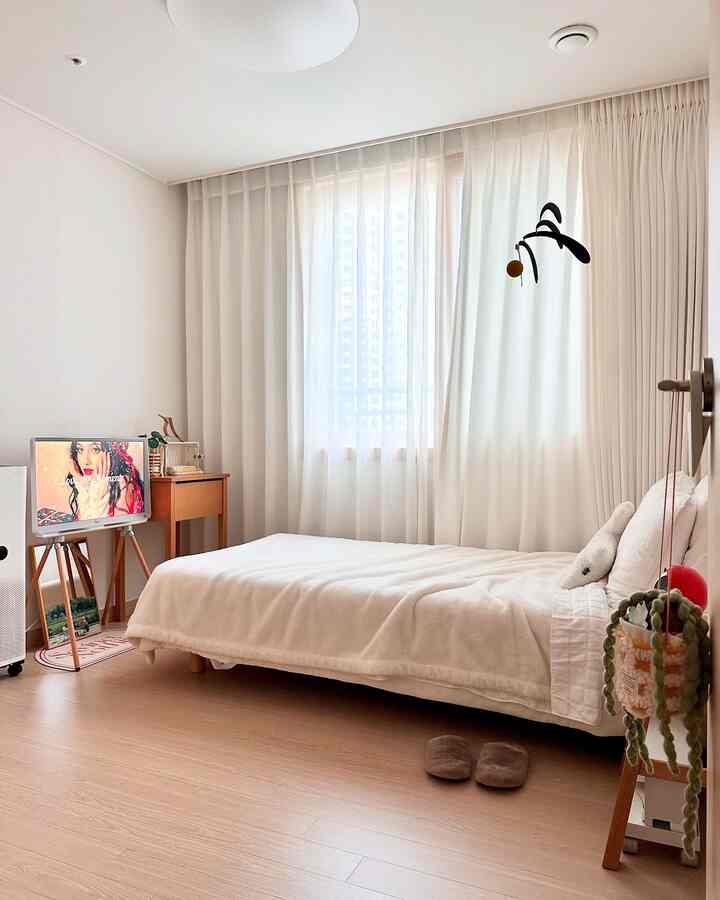 #冬の準備

（おやすみを呼ぶ）暖かいファブリックで飾られた、小さな部屋ミニマリストの寝室のインテリア。 🛏️

午前中に思わずスニーカーを履いてコートを着て出てきましたが、とても寒いことがあります。ブーツにパディングを着ることで誓いながら寝室から見ました。

人は一日の1/3近くを眠りにつきますか？
家で長い時間を過ごす場所が寝室です。 
ぐっすり眠るのが一日の質を決めるのに、人生にとって重要な睡眠。睡眠をとても大事にして家族や朝の挨拶もよく寝たかと聞かれた家です。

今日は深く行く冬、小さな部屋にファブリックで飾られた寝室とミニマリストのインテリアを紹介してみましょう。

📍寝室のファブリック

1.カーテン
毎日気象したらカーテンから蹴っておきます。
薄い中カーテンと暗幕の表側カーテンを使用中です。日光がいっぱいになると暖房なしでも暖かく、夜は二重カーテンで保温効果があります。 
（夫が寸法測定してオンラインで注文して設置してコストを削減しました）

2.寝具
布団の代わりに洗濯や乾燥が容易で多用途に活用可能な毛布を使用中です。ファイバー素材の毛布と綿素材を上書きするのにもっと寒くなれば綿毛布の代わりにグースを追加する予定です。
マットレスパッドは前のベッドで使っていました 
（枕は足の下に必ず支えなければならない2つを使用します）

3. パジャマ
家ではシャワー後、毛布のようなファイバー材質をパジャマを着用します。
落ち着いたサイズで選んで楽で保温効果が抜群です。
（寒さが多い方に強力おすすめ👍）

📌ミニマルベッドルームインテリア
✔️トーン＆マナー
寝具とカーテンはホワイトで統一し、木製家具の暖かさを加味しました。

✔️一体型ベッド
高さの低いシングルベッドで視野感を確保し、移動が簡単に配置を頻繁に変更します。

✔️充電ステーション
ベッドの横の小さなスツールの下でスマートウォッチとスマートフォンを充電できるようにしておきました。

✔空気清浄機兼加湿器
空気清浄機の上に気化式加湿器を合わせて2つの家電を一つに統合しました。

これまでリールによく出てきた小さな部屋の寝室。ナイミのために飾ったのに分離睡眠失敗だ まだ私は一人で書いています。

厚い生地があって暖房なしでも冬の夜を暖かく過ごします。寒いと寝て壊れてトイレに行きたくないでしょうか？すぐに寝室を一度見てください。月東準備兼暖かいものに変えてください。

朝に図書館に行って、年末イベントの小さなプレゼントでプチハッピーな時間を過ごしました。皆さんも日常の中で小さな幸せを探してほしいです。 🥰

（詳しくはブログをご覧ください）

＃ミニマロップ_ソナ＃ミニマロップ_整理
＃小さな部屋＃寝室のインテリア＃冬の布
#冬生地インテリア #月東準備
#冬インテリア #ミニマルインテリア
＃ミニマルライフ＃ミニマルサリム＃感性サリム
#wintervibes #minimalbedroom
@minimal_lub