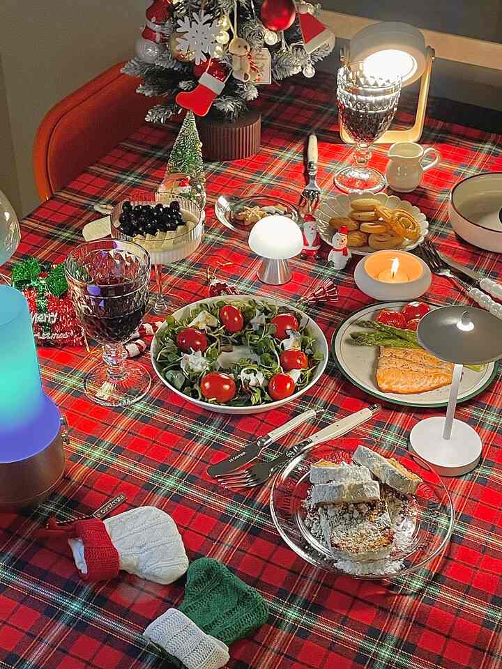 

#MeTooChristmasItem

Christmas table ring 2nd installment🎄❤️🎅🏻

Just put down a red check tablecloth that fits a 4-person white-toned table

and it's full of Christmas atmosphere🧸💗

Mini trees and props are also placed together

and it's so pretty🥹

Today's menu👩🏻‍🍳
✔️Salmon steak baked with asparagus and vinto✨
✔️Wreath salad made with sprout salad, vinto, and yogurt🥗
✔️Stollen, a dessert you can't miss on Christmas🧁
✔️Fruit, cookie desserts, etc🍪🍮🍧

Candles and lights🕯️ are also essential items to enjoy the atmosphere💚❤️🧡

#Christmas #크리스마스트리 #크리스마스미니트리 #미니트리 #테이블보 #크리스마스테이블 #크리스마스테이블보 #크리스마스테이블세팅 #크리스마스테이블링 #크리스마스소품 #크리스마스접시 #크리스마스분위기 #크리스마스데코 #크리스마스장식 #크리스마스파티 #크리스마스홈파티 #홈파티접시 #신혼집인테리어 #홈파티그릇 #홈파티요리 #맞팔 #홈파티테이블 #테이블매트 #테이블보 #크리스마스조명 #크리스마스선물 #크리스마스인테리어 #크리스마스꾸미기 #조명인테리어

