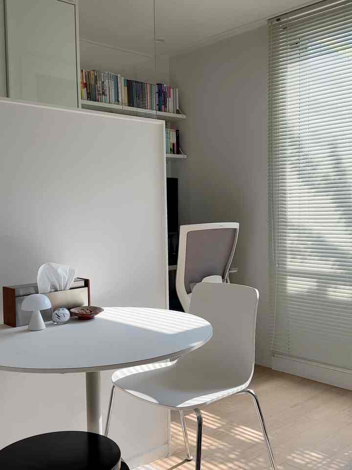 ＃私たちの家フォトゾーン＃私たちの家フォトゾーンチャレンジ 

部屋一つリビング一つ小さな11平屋のフォトゾーンならやはりテーブル側ではないでしょうか？赤ちゃんが生まれながら様々な家具を送らなければなりませんでしたが、ソファはあきらめても食卓はあきらめませんでした。作り付けを覆うための壁と日差し
ブラインドまで、私が思うきれいなゾーンはここだと思います。裏側に夫の超ミニ書斎も少し見えますよね？ ☺️

#小さな家のインテリア家の装飾＃ダイニングテーブル＃ダイニングテーブルチェア＃ダイニングテーブルインテリア＃テーブル＃ビトラチェア#武藤テーブル #アルテックスツール #ftc12 