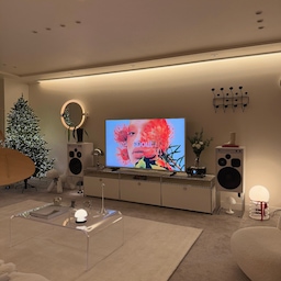 오랜만에 가져와본 밤무드
편안한 밤 되세요!
🔎 약간의 변화를 준 거실 정보
TV장: @usmmodularfurniture 2*3 화이트
스피커: @jblaudio @jblkorea 4312G
스피커 받침대: @montanafurniture 팬톤 와이어
양쪽 받침대 안 조명: @louispoulsen 포터블 160 블랙, 화이트
왼쪽 소파: @flat_point 넨디 3인 화이트
1인소파: 소장품
앰프: @cabasseacoustic 
타일카페트: @simplement_official 프리미엄 DIY 타일카페트
소파테이블: 데코 플레이트 아크릴 테이블(프로필 링크)
거울: 빈티지 알리버트 원형 
퍼피 오브제: @magis_official 달마시안 M
코트렉: @vitra 임스 행잇올 블랙
트리: @jenisshome 포레스트 트리 180(프로필 링크)
.
.
.
#거실 #거실인테리어 #집꾸미기 #40평대인테리어 #홈인테리어 #홈스타일링 #인테리어 #고급인테리어 #디자인가구 #조명인테리어#조명 #조명디자인 #조명맛집 #미드센츄리 #미드센츄리모던