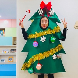 #아무트리챌린지 이거... 어때요💚
걸어다니는 인간트리 네... 저예요......!
우래기는 반짝반짝 트리별
어린이집 슨생님이라는 본캐가 과잉되면 벌어지는
일이랄까요! 어린이들에게 즐거운 크리스마스를🎄
혹-시 궁금하실까봐 남기는 제작tip. 
초록초록 펠트지에 트리 꼭대기가 무너지지 않도록
박스를 잘라서 안에 붙여주었어요! (쓰면서도 웃음이...!)
모루와 불빛이 들어오는 오너먼트, #대형리본 은
#다이소크리스마스 템이예요. :)