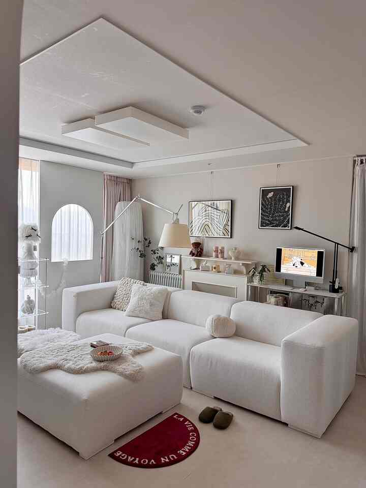 #今日の私の家
🎶ニューソファを紹介します。

10人のペットバントナーがバトンを受けてバントナーまで参加しました🤍
今、家族全員がバントライフ😝

オートミールアイボリーカラーのリネン生地スロングソファ 
私の家に本当に似合いますか？🤍
明るいカーロでもっとポゴンポゴンになった私たちの家のリビングルーム
モジュールソパラ自由自在で構造変更が可能だから 
気まぐれが煮る私に？構造を変えながら変わる焼き物にチャリ⚡️⚡️
本物の最高のソファイムニム、、🫶

✔️優れた撥水機能
✔️8cmトンメモリーフォーム
✔️環境にやさしいファブリック
✔️バントマンのリネン生地

子ども、伴侶犬のいる家だから 
ファブリックソファは汚染管理をゲルで重要に考える 
水分を押し出す撥水機能があり、汚染管理までなるソファです🛋️

まとめられたようなラインと曲線美
リネンの自然な質感まで調和して 
めちゃくちゃかわいいバントスロングソファ🤍

缶メモリーフォームでソファが消えず、座る部分が通常のソファよりも広い
横になって転がり過ぎるよ😝

私は4.5人用+スツール追加構成で 
家族全員3人+🐶まで転がっている🤣🤣🤣

これから私の家のバントライフ！楽しみにしてください🤍🤍

すぐにキッチンを締めてスロンにダイブしたいです🤭

🛋️バントスロングソファ4.5人+スツール 

＃バントソファ＃バントスロンソファー＃スロンソファ＃ファブリックソファ＃新婚夫婦
＃ホワイトソファ＃ソファインテリア＃ソファおすすめ＃リビング飾り
#livingroom #livingroomsofa #livingroomdecor 
#livingroominterior #livingroomstyling