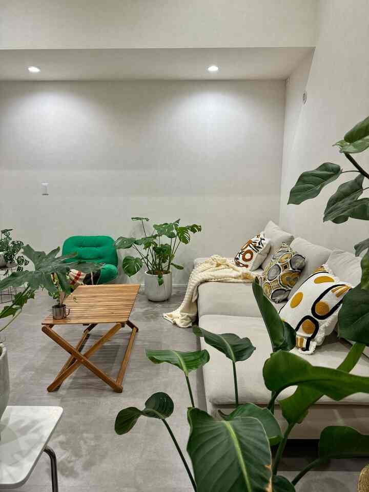 我が家は普段机はサイドテーブルしか置いていないので、テレビを見ながらご飯を食べたい時はこのニトリの木製ローテーブルを出します。

ベランダでご飯を食べたい時用に購入したのですが、とても便利だし家の中で使っても違和感なくおしゃれなので重宝しています。

今なら値下げにもなっているのでオススメです。

#ローテーブル　#ローテーブル・リビングテーブル #リビング #IKEA家具 #ニトリ