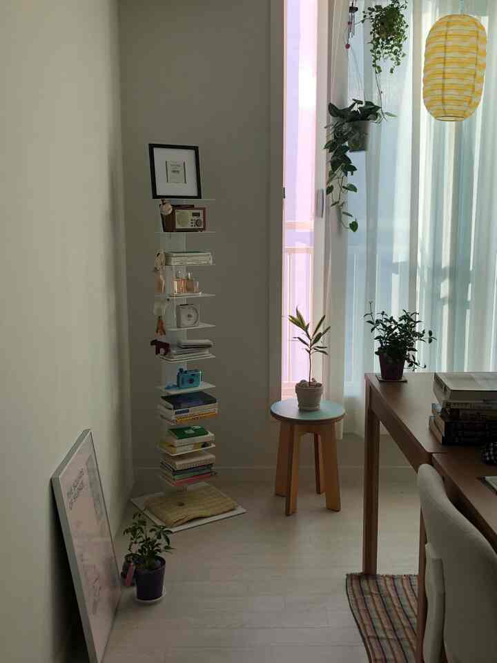  #roomdeco #cozyroom #이케아

あの北旋盤はどの位置に置くか、今のあの写真位置に置きました！ドアを開けたときにぴったり見えたらと思いました。植物とよく調和して長く私と一緒にする北旋盤おすすめのテムです！