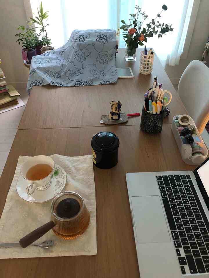 #작업실인테리어 #서재인테리어 #cozyroom #tea #맥북

しばしばここでお茶を飲む！物が思ったより多く満たされ、ショップアオリで買ったマットを覆いました。意外と大丈夫ですか？荷物がたくさん積まれている場合はきれいなマットで覆ってみてください！ 🌹 