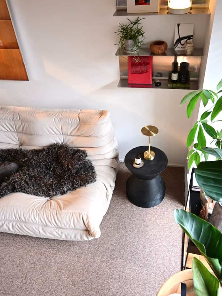 🐱を探せ🫧
#猫とインテリア #リビング #togosofa #ローソファ #サイドテーブル