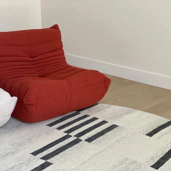 When in doubt, add a pop of red! ❤️🔥 This vibrant chair is the statement piece that brings my interior design to life. #DesignGoals #BoldAndBeautiful #InteriorInspo #Togodupes #Togo #LoungeChair #ModernInterior #MinimalistDesign