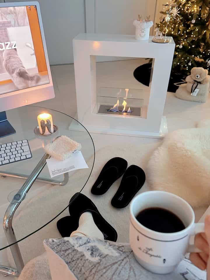 GBHのペアルームシューズ🤍
履き心地もふわふわでお気に入り🩰

#韓国インテリア　#gbh #暖炉 