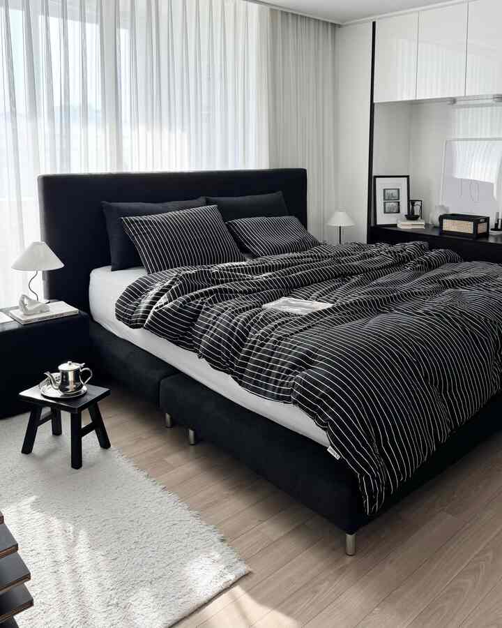 ブラックストライプ寝具は初めて試してみます。 
素敵で清潔です🖤
黒と白のコントラストは私の心をときめかせます 🌝✨
フレンチなクッションは寝具とも似合い、ソファにもよく似合って移動して使用しなければなりません🤍

＃ピケンド＃ストライプ布団＃新婚旅行キルト＃布団布団＃布団推奨＃寝具推奨＃インテリア＃家具＃寝室インテリア＃odere＃ブラックベッド＃オーダーベッド＃オーダー＃ブラック家具＃ブラックインテリア＃blackinterior＃寝室装飾＃ベッド＃ベッドルームインテリア＃きれいなベッド＃モダンフレンチインテリア＃デスクテリア＃セルフインテリア＃ホームスタイリング＃ブラック＆ホワイトインテリア＃新婚旅行＃家の装飾＃home＃interior