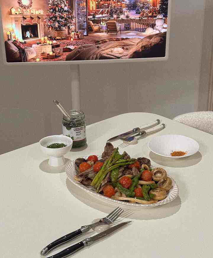 My first attempt at grilling lamb ribs at home!
It was harder to grill than I thought, but once I made it, it was more delicious than eating out 😌
This way, I ate out less and improved my skills.
(Of course, not me, but my husband... hehe)

It was a shoulder rack I bought at E-Mart,
and it was so delicious that I'm going to buy more soon!

#Lamb ribs #숄더랙 #프렌치랙 #양고기 #연말홈파티 #신혼집 #신혼부부 #저녁메뉴 #저녁식사 #맞팔 #콘수프기록 #플레이팅