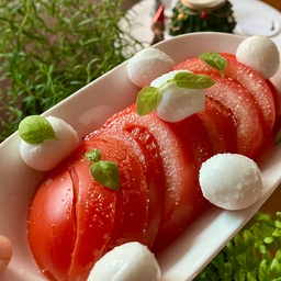 #오홈스토랑 #콘수프기록 #토마토샐러드 #모짜렐라치즈 #샐러드 #아침
토마토에 식초, 소금, 설탕, 오일 뿌려서 만든 샐러드⛄️
