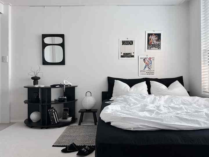 Just by changing the poster, the bedroom atmosphere changes completely. 

#Today's Home #오늘의집매트리스 #레이어매트리스 #제이디홈드레싱 #저상형침대 #저상형프레임 #블랙앤화이트인테리어 #모노톤인테리어 #블랙가구 #코너선반 #요버스튜디오 #침실가구 #침실인테리어