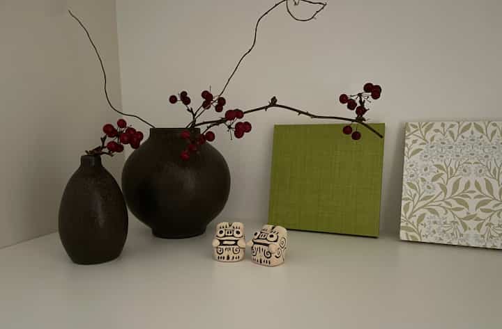 #玄関ディスプレイ　#陶器フラワーベース 
#シーサー　#ファブリックパネル