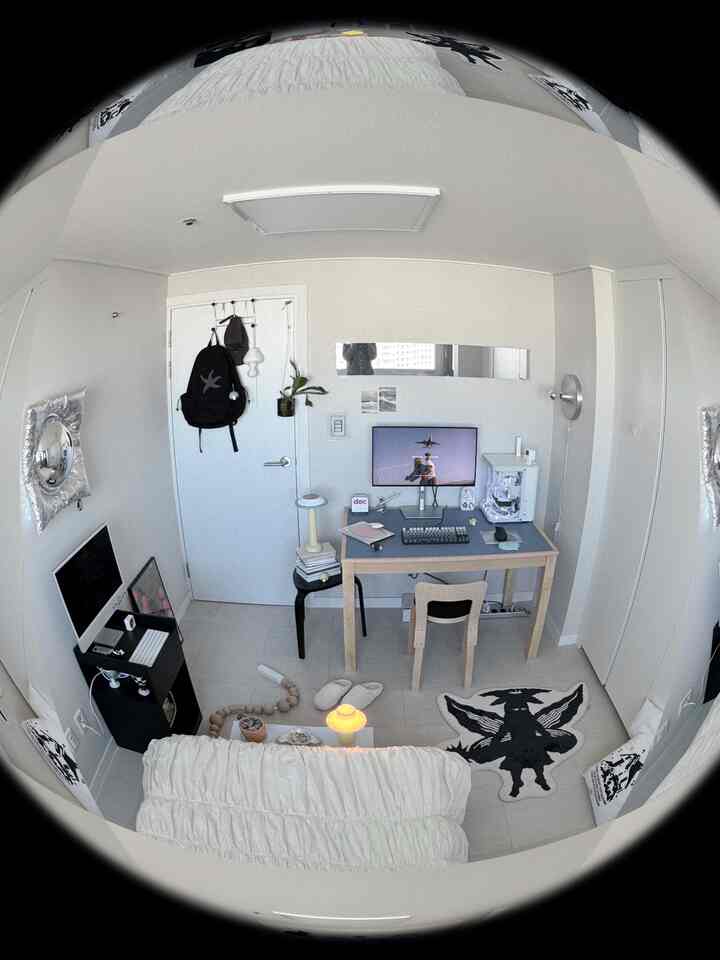 白と木目調が調和した狭い一人暮らしのホームオフィス、整理されたデスクとオブジェが配置された雰囲気のあるインテリア