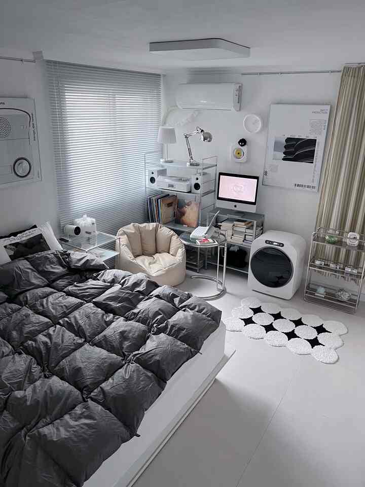 ホワイトとダークグレーのトーンの3坪の寝室、クリーム色のビーズクッションとコンピューターデスクが配置されたモダンな小型空間