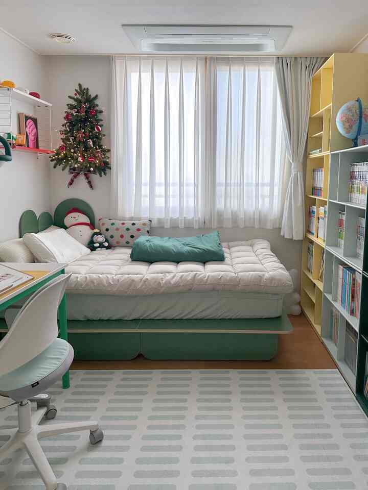 明るいホワイトとグリーンの子供部屋、中央にベッドと机、右側に本棚が配置された雰囲気のあるインテリア