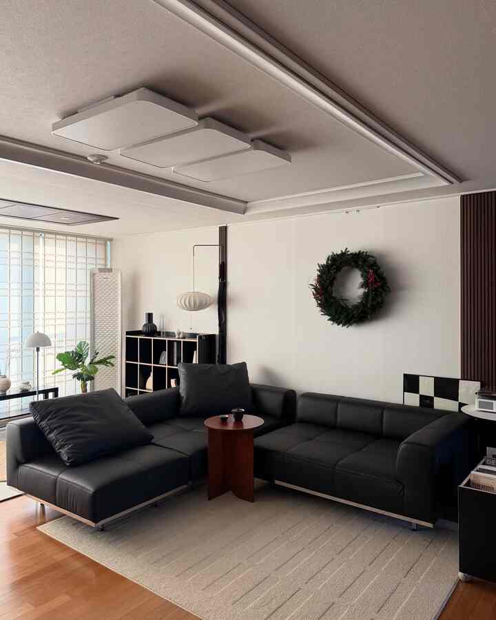 #오늘의우리집 #콘수프기록 #오늘장면한컷
写真を撮る時間によって雰囲気が変わる我が家のリビングルーム！
先週の週末にソファの位置を一度変えました！
私が選んだソファの構成では、とても変えることができます。
毎回違う演出ができるという点が気に入っていると思います🖤

﹆ タータンモノクロソファ @jacksonchameleon
﹆ クリスマスリース @more.m_official
﹆ブラック本棚/ブラックブックカート@jdhomedressing_official
﹆ ラグ @hanssem_official
﹆ テーブル @vanosix
﹆フロアライト@nordicnest.kr

#ジャクソンカメレオン #타탄소파 #홈스타일링 #타탄소파 #타탄모노크롬소파 #블랙소파 #가죽소파 #천연가죽소파 #거실인테리어 #거실꾸미기} #젠스타일 #블랙인테리어 #집꾸미기 #zenstyle #sofa #livingroom #lamps #interiordecor #blackinterior #homestyling #homedecor #homestyle #interiorstyling #christmas #christmastree #christmasdecor