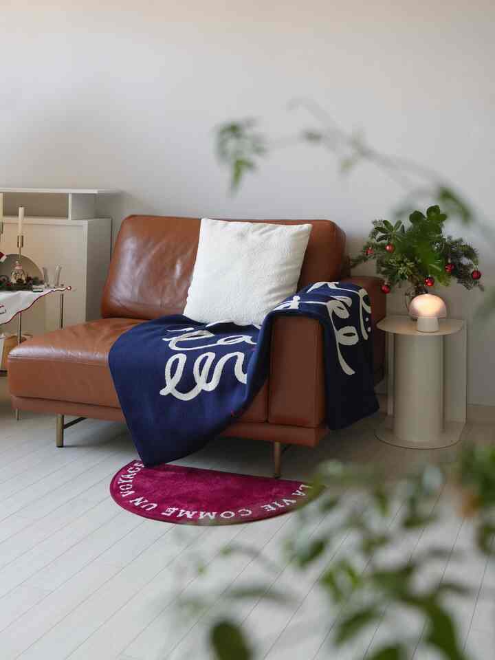 夫と私が最も時間を過ごすリビングルーム
最近私が近づけるもの☺️

少し肌寒いときに囲むと、とても良いニットブランケット、
ショパ置いて床に座るときに本当にヨーヨンに使われるミニマットと背中クッション
そして見るほど気分が良くなる照明と生花ツリー

こんなに好きなもの 
手の届くところに置いて見るのがかなり好きな方
だから私は永遠にミニマリストはできないと思います！

ネイビーにキュートなレッドポイントが入ったニットブランケットも一目惚れしたがクリスマスムードいっぱい詰まった 
レッドミニマットカラーは本当に感動そのもの！
個人的には赤い色がポイントとしてくれる良い色だ
服は無難なカラーで靴はポイントでレッド！
マッチするのは本当に好きです。
なんでこんな色が上品になってきれいか❤️
キム・デガムに何回言ったのかわかりません。

帰ってきたらキム・デガムブランケットを覆ってみかんを食べています。
私たちのキム・デガムは気にしないのが好きです〜
キム・デガムもよく覆われており、もっと愛情が行きます:-)
⠀

⠀
⠀  #blanket #혜리빙 #인테리어소품 #패브릭용품 #미니러그 #니트블랭킷 #리빙템 #집꾸미기 #홈스타일링 #소파인테리어 #거실 #거실꾸미기 #livingroom #livingroomdecor #livingroominterior #livingroomstyling #신혼집거실 