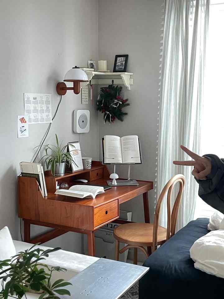 ナチュラルな木目調とホワイトの寝室、木製の読書台と椅子が配された雰囲気のあるホームオフィス