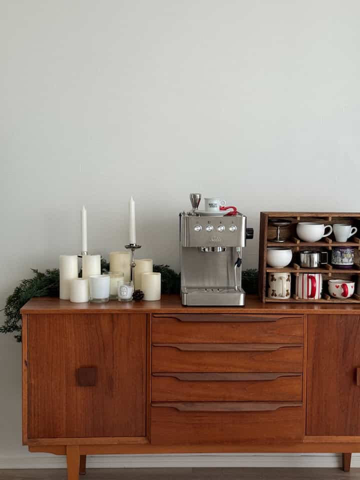 キャビネットもクリスマス仕様🕯️✨ #キャビネット #クリスマス #エスプレッソマシン #カップシェルフ