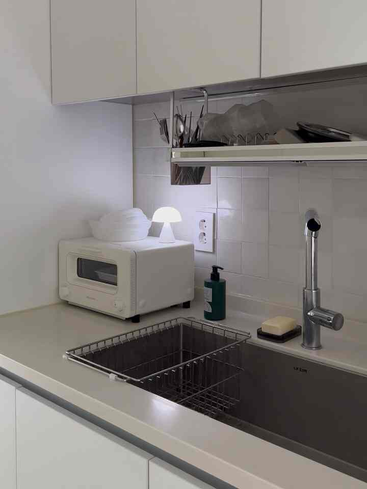 11坪超小型アパートの典型的な1字キッチン。ペントリがまったくなく、炊飯器、電子レンジなどをすべて入れなければならなかった空運のキッチン。 

赤ちゃんが生まれて、どうやって荷物が多くなるのか付着式食器乾燥台を設置するしかなかったのですが、一生懸命手入れをしてまとめたところ、今は収納が広がるまでします。調理するときはちょっと窮屈ですが。 😅


＃小さな家＃小さな家のインテリア＃11坪＃11平のインテリア＃15坪＃15平のインテリア＃家の装飾＃インテリアデザイン＃キッチンインテリア＃キッチン＃小さなキッチン＃上部長＃下部長＃キッチン収納＃キッチン収納棚スターグラム＃収納＃収納整理＃収納整理ノウハウ＃ミニマルライフ挑戦＃ミニマルキッチン＃ミニマルキッチンインテリア＃コンスープ記録
