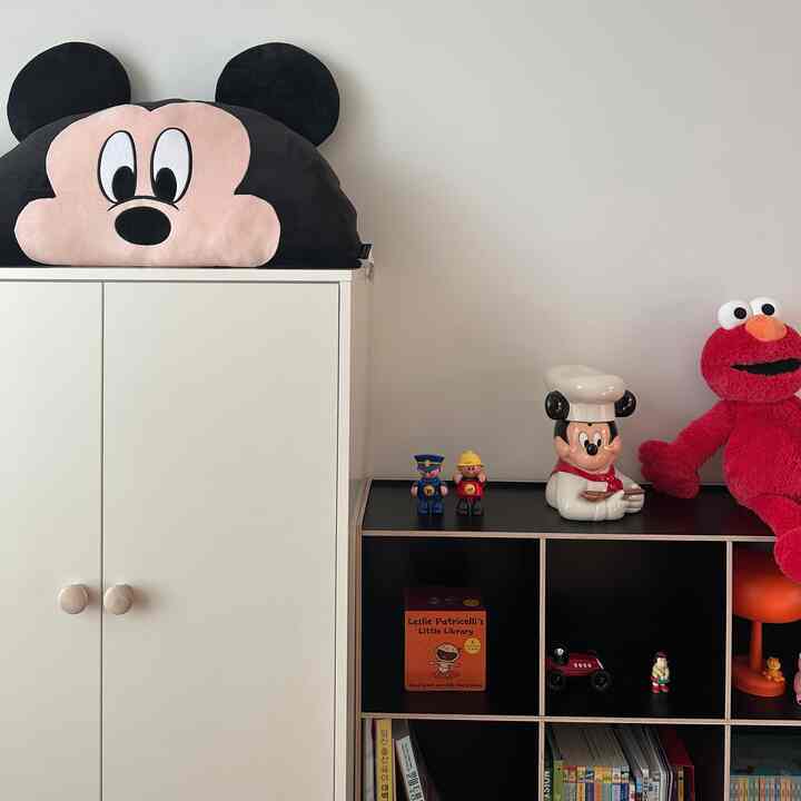 ホワイトとブラックの色調の子供部屋、おもちゃ収納が中心の整ったかわいらしいインテリア