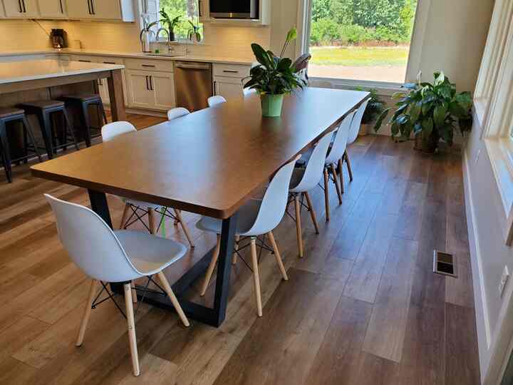 Obsessed with this white chair featuring wooden legs—it’s the perfect complement to our wood table! 🍽️✨ Blending style and warmth effortlessly! #HomeDecor #CozyVibes #DiningTable #ModernChairs #ContemporaryDesign #Hermanmillerdupes 