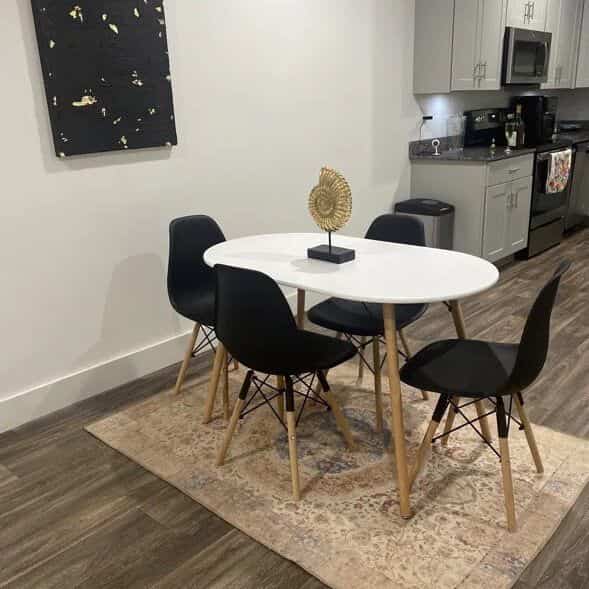 Meja makan modern yang dipadukan dengan kursi hitam ramping—yang memadukan gaya dan kenyamanan! 🖤✨ Sempurna untuk acara kumpul-kumpul dan makan sehari-hari! #DiningInStyle #HomeDecor #DiningSet #ModernDecor #ScandinavianStyle