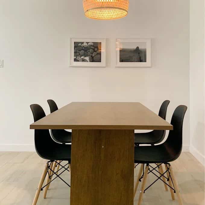 Chic and cozy! Loving this modern wood dining table paired with black chairs—perfect for casual meals and stylish gatherings. 🖤🌿 #DiningRoomGoals #ModernDecor #DiningTable #MidCenturyModern #ScandinavianDesign #Hermanmillerdupes 