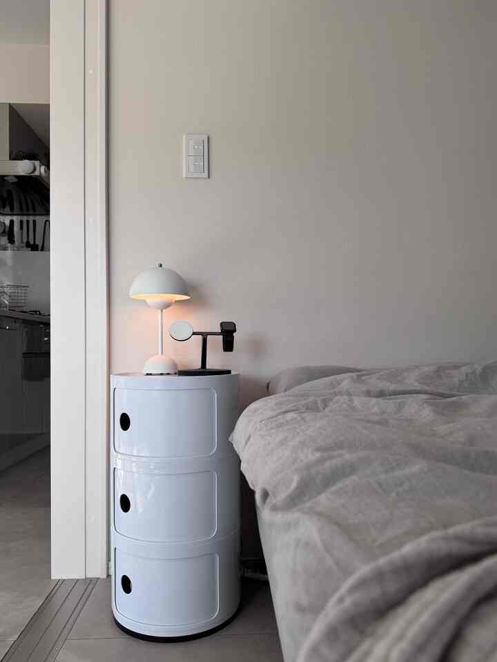 寝室🛏️

収納力のあるコンポニビリはベッドサイドテーブルに最適。
逆サイドにも3段がもう一つあります。

最近はマットタイプの2段も買いました🙂買いすぎ

#北欧インテリア 
#ミッドセンチュリー 
#ミッドセンチュリーモダン 
#ジャパンディ
#デザイナーズ
#kartell
#コンポニビリ
#サイドテーブル
#ベッドサイドテーブル 
#vernerpanton
#flowerpot
#VP9
#andtradition
#isamunoguchi
#delonghi
#japan
#frenchbulldog
#フレンチブルドッグ
