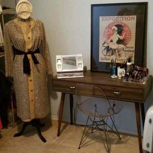 Melangkah ke kamar vintage yang cantik! ✨🕰️ Perpaduan nyaman antara nostalgia dan pesona yang membuat setiap momen menjadi istimewa. #VintageVibes #HomeSweetHome #MidCenturyModern #VanityTable #VintageDecor #Hermanmillerdupes