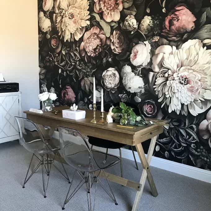 Selamat datang di kantor rumah bergaya vintage saya! ✨📚 Perpaduan sempurna antara pesona dunia lama dan produktivitas modern. Menyukai setiap sudut ruang kreatif ini! #VintageHome #OfficeInspo #FloralWallpaper #AcrylicChairs #ModernDining #Hermanmillerdupes