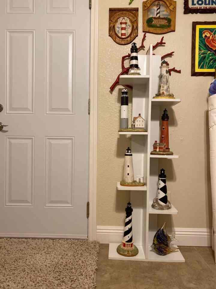 Displaying my precious objects on this beautiful bookshelf! 🌟📚 Each piece tells a story and adds a personal touch to my space. #HomeDecor #TreasuredMoments #LighthouseDecor #CoastalStyle #DisplayShelf #Hermanmillerdupes #Hermanmillerbookshelf