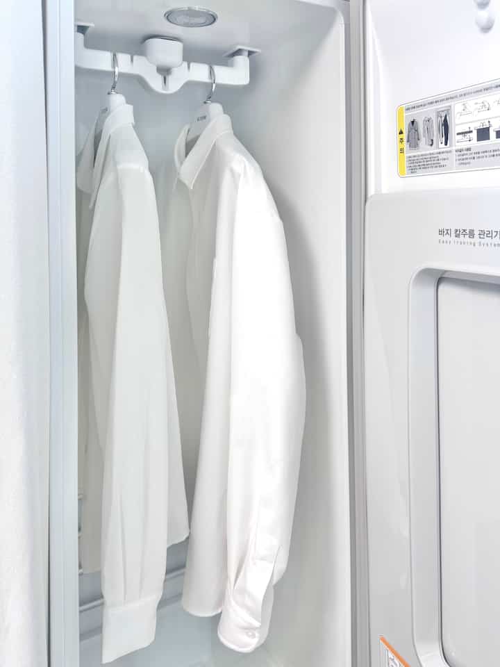 私たちの家の唯一のLG電子製品
スタイラーを上げてみましょう🤍

シャツもワンピースもニットもコートもよく着る
私たちのカップルは本当に四季を通してよく使われています！

✔️トゥルースチーム機能が繊細に布の結びを生かして  #스타일러 #스타일러추천 #lg스타일러 #드레스룸 #살림살이 #콘수프기록  

