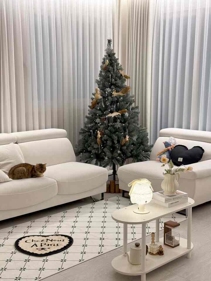 I changed the living room layout on my day off!
Changing the layout is the best way to change your mood 🖤

#LivingroomInterior #화이트인테리어 #크리스마스트리 #트리장식 #트리오너먼트