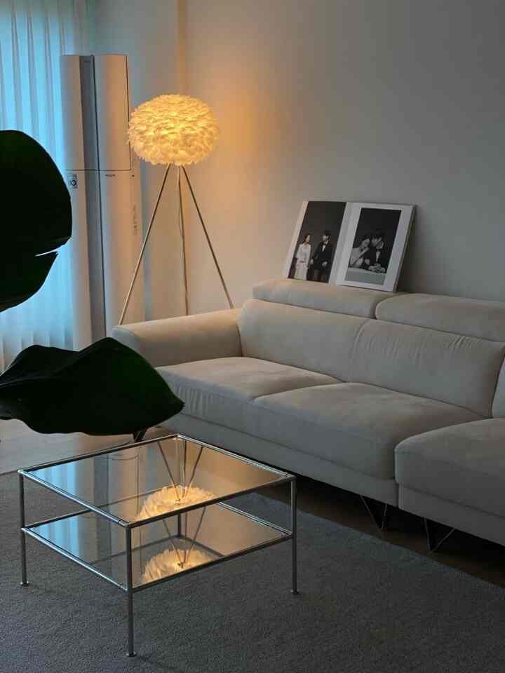 My husband and I have a newlywed vibe in our living room 🩶
Where did it go now... 😊
It's a secret that everything except the air conditioner is from today's house..

#25 pyeong interior #25평거실 #신혼집인테리어 #신혼집꾸미기 #오늘의집인테리어 #모듈선반 #모듈테이블 #4인용쇼파 #깃털조명