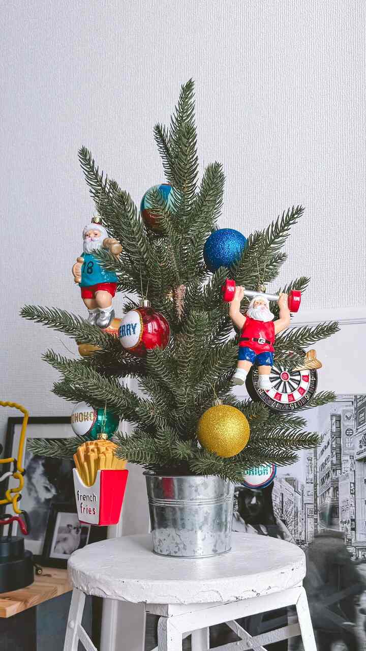 クリスマスグッズって
面白いデザインいっぱいあるね！
今まで知らんかった…

いろいろ調べて、オーナメントは
全部 bayflow で揃えました

🪅丸いキラキラのオーナメント9個セット　¥1,650
🎅ちょっと変なサンタ　各¥660
🍔ポテトとハンバーガー　各¥660

#ワンルームインテリア #狭い部屋 #クリスマスインテリア #クリスマスツリー #オーナメント #christmastree #christmasdecor