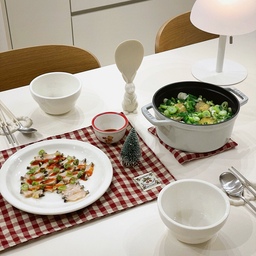 든든한 저녁식사🍽️
매일 아기꺼 만들다보면 어른꺼는 뒷전이고
반찬이 많이 없는 집이라 이것저것 다양하게 펼쳐놓고 먹진 못해요😓
솥밥을 먹으면 왠지 신경쓴거같이 
근사한 상차림이 완성되고 
아기밥을 따로 준비하지 않아도 되서 
저에겐 좀 편한 밥상이에요☺️
친정엄마가 만들어주신 간장양념 넣고 비벼서
맛있게 먹었어요❣️ 
#콘수프기록 #오홈스토랑 #전복 #전복요리 #전복회 #전복솥밥 #전복손질 #집밥 #집밥요리 #보양식 #몸보신 #스타우브 #스타우브꼬꼬떼 #프랑프랑 #시라쿠스 #시라쿠스식기 #시라쿠스뉴욕 #시라쿠스뉴욕화이트 #시라쿠스식기세트 #모던하우스크리스마스 #크리스마스그릇 #트리꾸미기 #크리스마스 