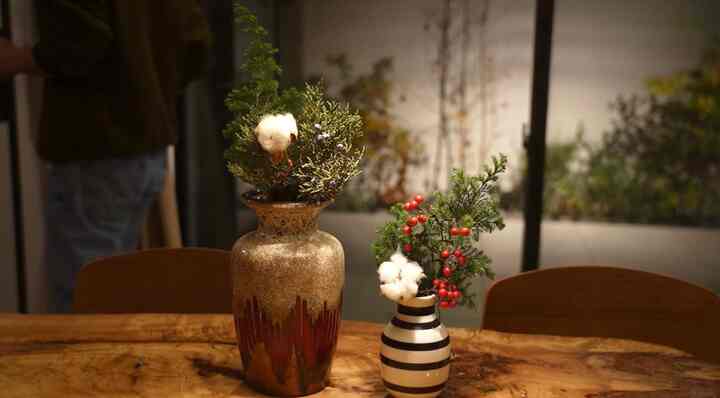 クリスマスの飾り付け開始！！
Fatlavaの花瓶とオマジオベースの花瓶でクリスマスのお花をいけました＾＾

#クリスマス　#クリスマス小物 