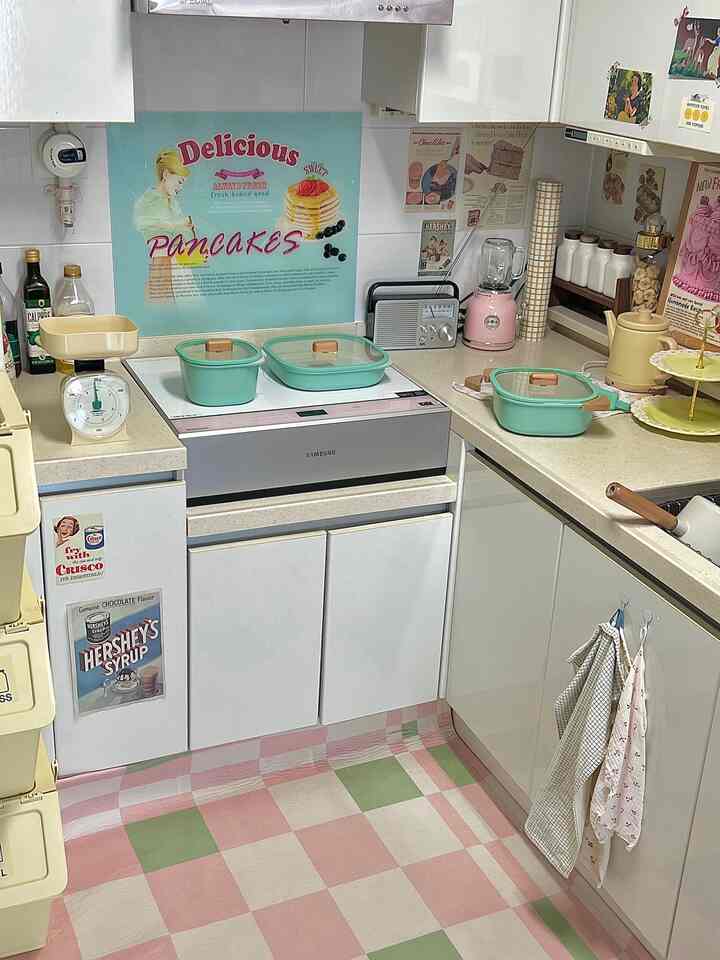 #오감리뷰 プログラムを通じて製品を提供され、直接使用してスタイリングした後期です。 

🩵きれいな色味のピカポットファンセット🩵

私はピカフライパンセットを以前からよく使っていて愛情の一つでした ☺️ そんな中ピカから出た新しい鍋ファンセットを使ってみる機会ができました✨

💎デザイン 
ピカポットファンセットは従来のデザイン感そのままなのですが、もう少しきれいにアップグレードされた感じでした🌷 四角い形に変わり、ふたの木部分も長くなりました！色はきれいなミント色です 🩵💚 私のキッチンボードの色はミント色ですが、色が似ているので本当に気に入りました💛
そしてほとんどのインダクション鍋フライパンなどに丸い溝があるのに対し、今回の鍋ファンセットはなめらかになっていますよ！インダクションの天板が傷つく心配が少なくてとても良いですね🍒💝
プレゼントしやすい個別パッケージで構成されており、プレゼントするのにもいいです！

💎サイズ 
ピカポットファンセットは3つのサイズのファンで構成されています！ 
16cm四角鍋は一番小さくて深いサイズですよ～ 卵蒸しやラーメン、味噌チゲ、簡単な汁やスープなどをハンモックに適したサイズです🩵
20cm鍋は中サイズですが、2人の家具なら最もよく使うことになるかもしれません！自作のスープ料理からパスタまで様々な料理ができますよ💜
25cmのフライパンは最も広くて平らです！肉、魚などの焼き料理や炒め物、パスタなどをハンモックに適しています💕

💎機能 
ピカポットファンセットは、ガスレンジ、オーブン、インダクション、ハイライトなど電子レンジを除く様々な熱源で使用可能です！そして、安全でしっかりしたセラミックコーティングでできているのがメリットですよ💛

💎利便性 
ピカポットファンセットは積層収納が可能なので収納スペースが少ない家でも心配ありません！我が家も収納スペースが多くないのに座席を多くしないので保管するのが良かったです✨
ハンドル、ウッドハンドルが脱着されているので、調理からプレーティングまで一度に可能だという点もメリットですよ🩵

💎管理法 
ピカポットファンセットを調理するときは、ハンドル、ウッドハンドルは取り付けずに使用する必要があります！ 
そしてセラミックをよく管理するために管理法をよく守ればいいです！管理法には中火以下の調理、使用前のシーズニング、使用後は十分に冷やした後の洗浄、柔らかい調理器具の使用、中性洗剤の使用、キッチンタオルで油洗いなどがあります  #신혼선물 #1인가구 #인덕션냄비 #맞팔 #맞팔해요 #주방인테리어 #빈티지 #헬로키티 #2인가구 #냄비추천 #프라이팬 #세라믹 #컬러인테리어 #빈티지주방 #유럽 #프렌치 
