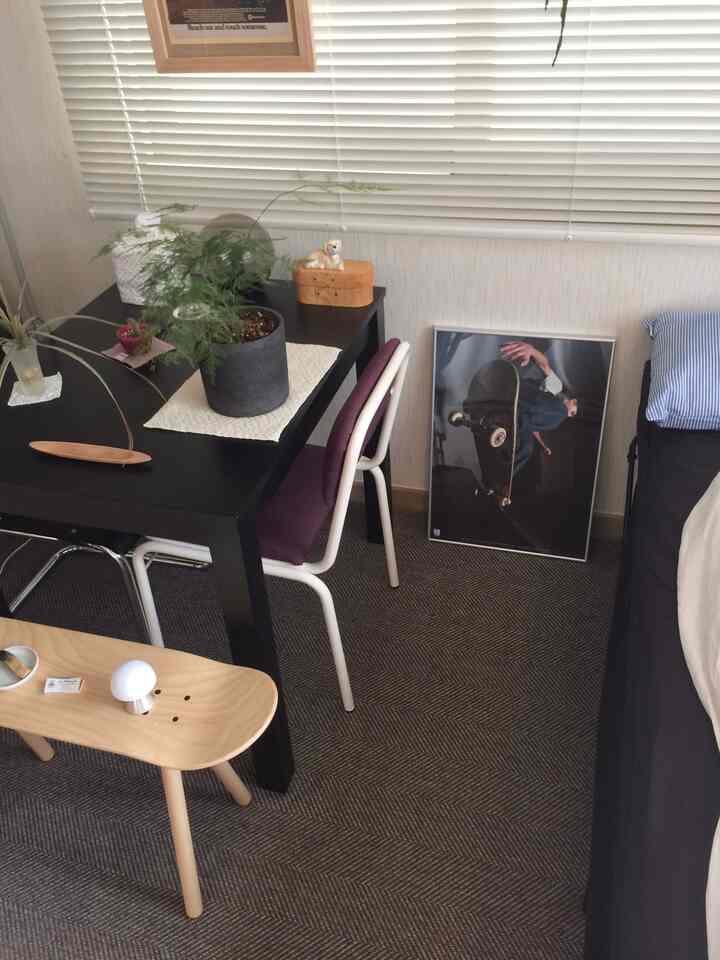 ブラックとパープルのダイニングテーブルとチェアが置かれたミッドセンチュリーモダンスタイルの狭い部屋のインテリア