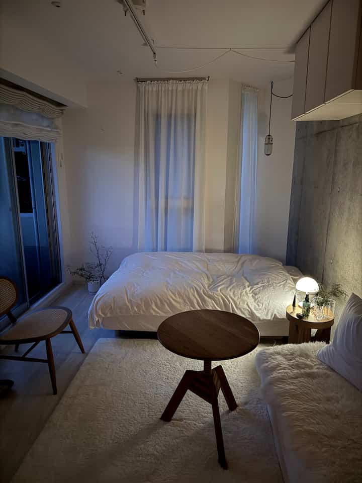 早朝5時
まだ暗い中出勤準備

夜型人間だと思っていたけど
静かで清々しい　青い時間が
好きになりました

メイクは
うっかりすると濃くなるので注意です


#朝活
#早朝
#朝の部屋
#出勤準備