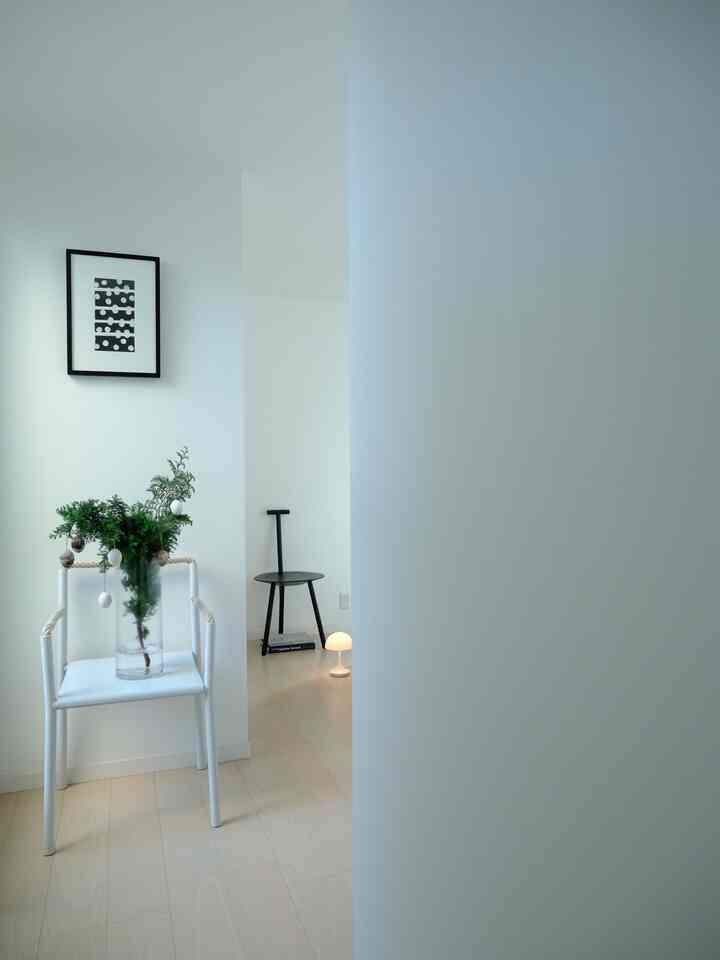 2階ホール 
#北欧モダン #北欧インテリア 
#余白のある暮らし #ホワイトインテリア
#枝もののある暮らし #クリスマスツリー
#2025干支の張子