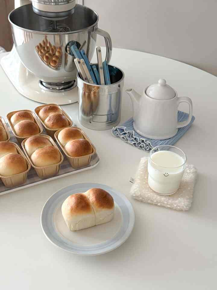 ఇ
。
。
ミニクリームパン作りのプロセス💭

さりげなくすると柄の夜が入っています 🐿🌰🩵
来年はまた、夜のキムジャンをやるべきです。

#homebaking #baking #ミニクリームパン 
＃ミニパン＃ホームベーキング＃ホームベーキング記録
＃デザート天国＃今日の家＃
