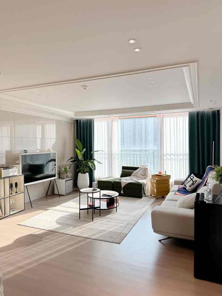 明るいホワイトとナチュラルトーンのリビング、ソファとサイドテーブル、ラグが配置された清潔感のあるモダンなインテリア